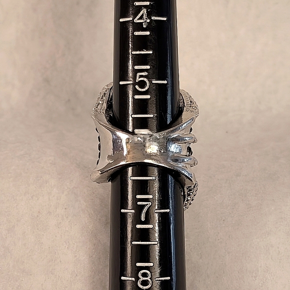 STATEMENT RING. SWIRLED CRYSTAL. - Picture 3 of 3